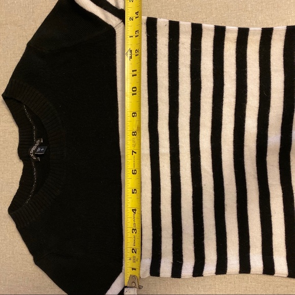 Express Sweater 🖤🤍 - Picture 6 of 7